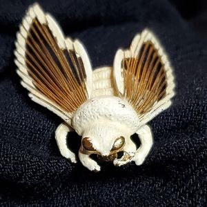 Bee broach
